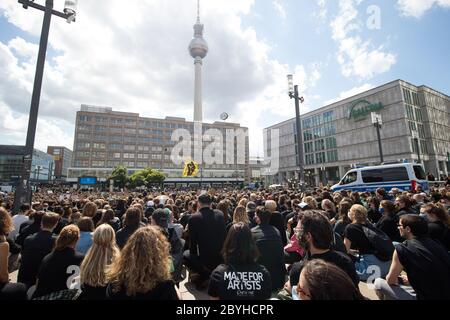 Tausende versammelten sich am Alexanderplatz zu einem Protest gegen Black Lives Matter am 6. Juni 2020 in Berlin. Stockfoto