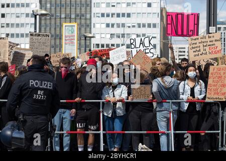 Tausende versammelten sich am Alexanderplatz zu einem Protest gegen Black Lives Matter am 6. Juni 2020 in Berlin. Stockfoto
