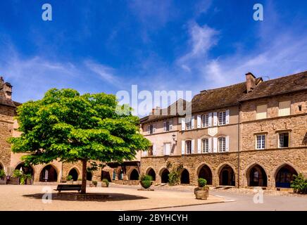 Der Place des Arcades. Bastide Dorf Sauveterre de Rouergue. Mit der Bezeichnung Les Plus Beaux Villages de France. Aveyron. Okzitanien. Frankreich. E Stockfoto