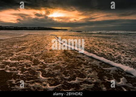 Abendlicht über eine Flut am Fistral Beach in Newquay in Cornwall. Stockfoto