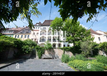 09. Juni 2020, Sachsen, Görlitz: Wohngebäude im Grüngebiet Ochsenzwinger. Zwischen 1962 und 1963 entstand unter der Leitung von Henry Kraft im Ochsenzwinger eine reizvolle Grünfläche, die 1999 und 2000 unter Denkmalschutz-Gesichtspunkten rekonstruiert wurde. Foto: Sebastian Kahnert/dpa-Zentralbild/ZB Stockfoto