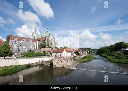 09. Juni 2020, Sachsen, Görlitz: Blick über die Neiße zur Pfarrkirche St. Peter und Paul. Es ist wahrscheinlich die älteste Kirche der Stadt, die aus einer frühen Schlosskirche aus dem 11. Jahrhundert stammt. Das Gebäude, auch Peterskirche genannt, wurde in der Gotik ab 1423 zu einer mächtigen fünfschiffigen Hallenkirche umgebaut. Die Görlitzer Peterskirche ist die größte und älteste Kirche dieser Art in Sachsen und wurde zum Vorbild für alle späteren Einrichtungen. Foto: Sebastian Kahnert/dpa-Zentralbild/ZB Stockfoto