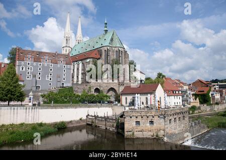 09. Juni 2020, Sachsen, Görlitz: Blick über die Neiße zur Pfarrkirche St. Peter und Paul. Es ist wahrscheinlich die älteste Kirche der Stadt, die aus einer frühen Schlosskirche aus dem 11. Jahrhundert stammt. Das Gebäude, auch Peterskirche genannt, wurde in der Gotik ab 1423 zu einer mächtigen fünfschiffigen Hallenkirche umgebaut. Die Görlitzer Peterskirche ist die größte und älteste Kirche dieser Art in Sachsen und wurde zum Vorbild für alle späteren Einrichtungen. Foto: Sebastian Kahnert/dpa-Zentralbild/ZB Stockfoto