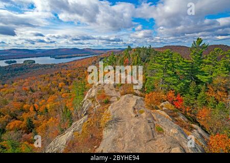 Herbstfarben um einen Rocky Bluff auf dem bald Mountain im Adirondack State Park in New York Stockfoto