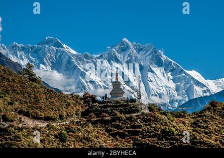 Nepal. Island Peak Trek. Blick über die buddhistische Chorten Stupa mit dem Mount Everest 8848m und der berüchtigten Lhotse-Mauer, wie man sie auf dem Weg zum Kloster Thyangboche sieht Stockfoto