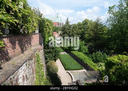 09. Juni 2020, Sachsen, Görlitz: Blick über die Grünanlage Ochsenzwinger zur Pfarrkirche St. Peter und Paul. Eine barocke Brunnenterrasse charakterisiert einen Teil der Grünfläche innerhalb der beiden Wände, ergänzt durch eine weitere Terrasse und Räume mit unterschiedlichen landschaftsarchitektonischen Gestaltungsschwerpunkte. Foto: Sebastian Kahnert/dpa-Zentralbild/ZB Stockfoto