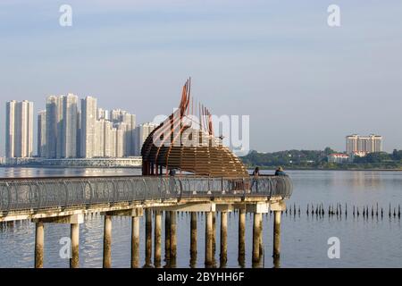 Der Beobachtungspunkt neben dem Eisfischteich im Sungei Buloh Feuchtgebiet Reserve Singapur. Der Hintergrund sind die Gebäude von JOHOR BAHRU Malaysia. Stockfoto