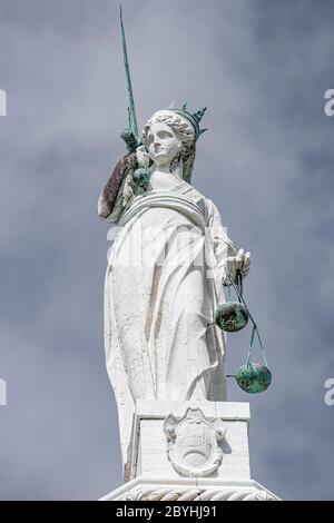 Statue der Göttin Justice mit goldenem Schwert und Skala auf dem Dach Dekoration des Dogenpalastes in Venedig, Italien, Sommer Stockfoto
