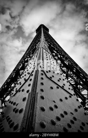 Eiffelturm von unten betrachtet Stockfoto