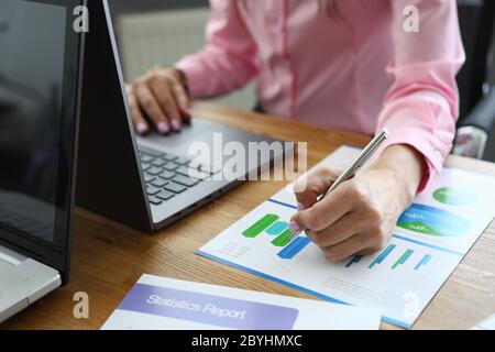 Smart weiblich im Schrank sitzen Stockfoto