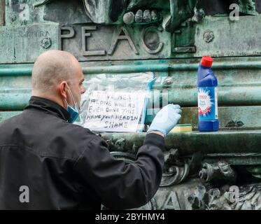 Graham Newby, Mitglied der Öffentlichkeit, hinterlässt ein Schild mit der Aufschrift "Lass sie in Ruhe, die wie immer dies getan hat, hänge deinen Kopf in Scham" an einer Statue von Königin Victoria in Woodhouse Moor, Leeds, Das war mit den Buchstaben BLM und den Worten 'Wanderer' und 'Slave Owner' verpfropft worden, nachdem eine Reihe von Black Lives Matter Protesten über das Wochenende in ganz Großbritannien stattgefunden hatten. Die Proteste wurden durch den Tod von George Floyd ausgelöst, der am 25. Mai in Polizeigewahrsam in der US-Stadt Minneapolis getötet wurde. Stockfoto