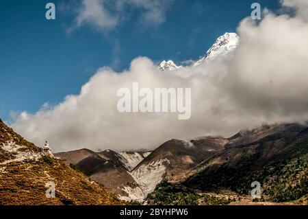 Nepal. Island Peak Trek. Der weltberühmte Gipfel des Ama Dablam, vom Weg zwischen Namche Bazaar und Thyangboche aus gesehen Stockfoto