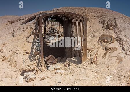 Überreste eines alten verlassenen Militärarmee unterirdischen Bunker Dugout in der Wüste von afrika Stockfoto