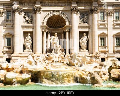 Statuen der Trevi-Brunnen. In der Mitte die Statue des Ozeans auf einem muschelförmigen Wagen, gezogen von zwei Seepferdchen, einem "Placid" (rechts) und dem anderen "aufgeregt" (links), um die beiden Aspekte des Meeres zu symbolisieren, Und von ebenso vielen Tritonen und in den beiden seitlichen Nischen die beiden Statuen der Fülle (links) und Gesundheit (rechts) - Rom, Italien Stockfoto