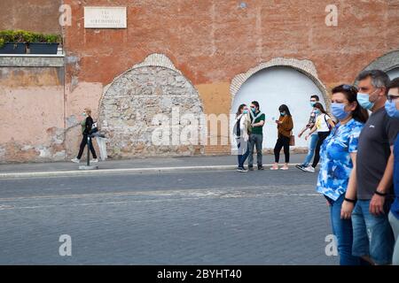 Italien Wiedereröffnung, Start Phase 3. Personen, die eine Schutzmaske tragen, gehen am Dienstag, den 02. Juni 2020 in Rom in der Straße Fori Imperiali nahe dem Kolosseum (Colosseo) umher. Stockfoto