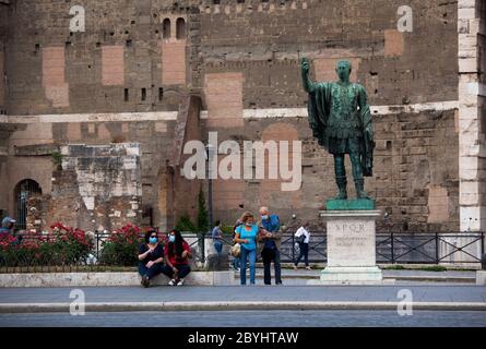 Italien Wiedereröffnung, Start Phase 3. Personen, die eine Schutzmaske tragen, gehen am Dienstag, den 02. Juni 2020 in Rom in der Straße Fori Imperiali nahe dem Kolosseum (Colosseo) umher. Stockfoto