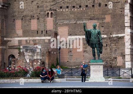 Italien Wiedereröffnung, Start Phase 3. Personen, die eine Schutzmaske tragen, gehen am Dienstag, den 02. Juni 2020 in Rom in der Straße Fori Imperiali nahe dem Kolosseum (Colosseo) umher. Stockfoto