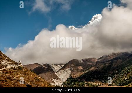 Nepal. Island Peak Trek. Der weltberühmte Gipfel des Ama Dablam, vom Weg zwischen Namche Bazaar und Thyangboche aus gesehen Stockfoto