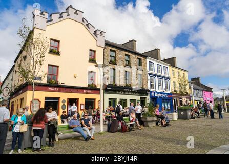 Zentrale Straße in der irischen Stadt Clifden mit Menschen Sonnenbaden an einem Sommertag. Stockfoto