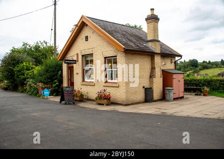 Ein malerisches Cafe am Bahnhof Arley, das den Passagieren Erfrischungen bietet Stockfoto