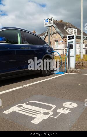Ein Elektroauto, das an einer öffentlichen Ladestation in Aberdour, Fife, Schottland, aufgeladen wird Stockfoto