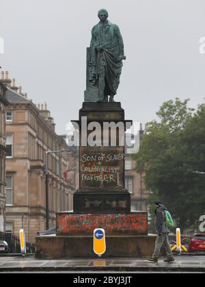 Graffiti auf einer Statue von Robert Viscount Melville in Edinburgh nach einer Reihe von Black Lives Matter-Protesten fanden am Wochenende in ganz Großbritannien statt. Die Proteste wurden durch den Tod von George Floyd ausgelöst, der am 25. Mai in Polizeigewahrsam in der US-Stadt Minneapolis getötet wurde. Stockfoto