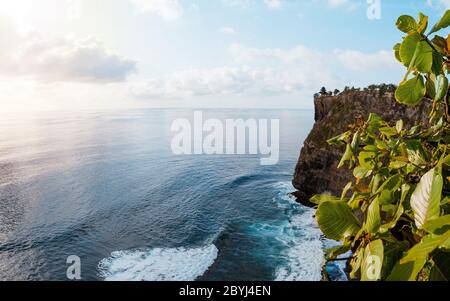 Malerische Meereslandschaft, Bali. Hohe Klippe am tropischen Strand in Bali, Indonesien. Tropische Natur von Bali, Indonesien. Wunderschönes blaues Meerwasser, weißer Sand Stockfoto