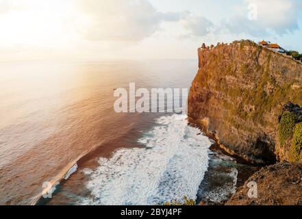 Malerische Meereslandschaft, Bali. Hohe Klippe am tropischen Strand in Bali, Indonesien. Tropische Natur von Bali, Indonesien. Wunderschönes blaues Meerwasser, weißer Sand Stockfoto