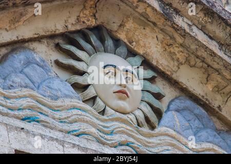 Eine Sonne mit Person Gesicht Statue als Gottheit am Bogen des Parsi Feuer-Tempels in Süd-Mumbai Indien. Dies ist ein Ort der Anbetung für Zoroastrians. Stockfoto
