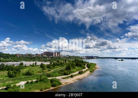 Panoramablick auf Irkutsk Stadt und den Fluss Angara von der akademischen Brücke in sonnigen Sommertag mit schönen Wolken Stockfoto