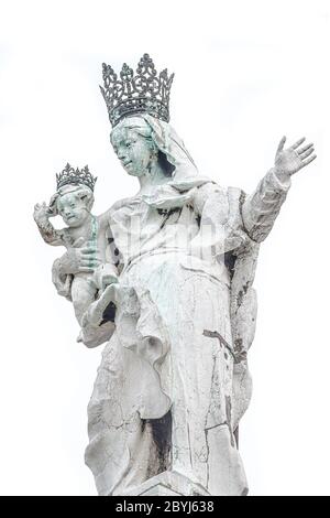 Alte alte Skulptur der schönen venezianischen Adligen Renaissance-Ära Frau mit einem Kind in der Basilika Santa Maria della Salute in Venedig, Italien, isolat Stockfoto