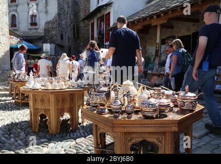 Touristen in Mostar, Bosnien im August 2017 Stockfoto