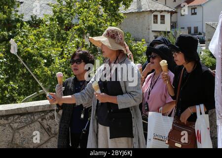 Touristen in Mostar, Bosnien im August 2017 Stockfoto