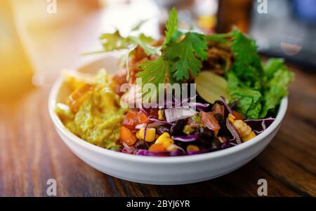 Frischer gemischter Salat. Gesunde vegetarische Speisen. Selektiver Fokus. Vegane Buddha Schale Stockfoto