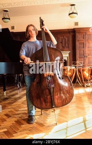 Richard Pryce Kontrabassist an der Purcell School of Music 1997 wurde er beschuldigt, in die Pentagon- und US-Sicherheitsdienste-Computer gehackt zu haben Stockfoto