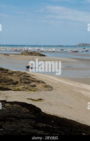 Landschaft um Saint-Jacut-de-la-Mer in der Bretagne, in Frankreich bei Ebbe mit Booten auf dem Sand liegen Stockfoto