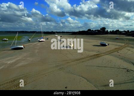 Landschaft um Saint-Jacut-de-la-Mer in der Bretagne, in Frankreich bei Ebbe mit Booten auf dem Sand liegen Stockfoto