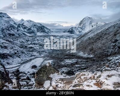 Nepal. Island Peak Trek. Nicht das beste Wetter für Trekking. Überstehen des Sturms Blick zurück auf das Dudh Kosi Tal in Richtung der Sherpa Siedlungen Dughla und Periche Pumori auf dem Weg nach Gorak Shep und Everest Basecamp Stockfoto