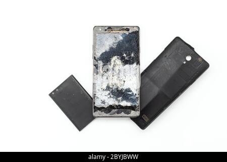 Zerbrochen Handy auf weißem Hintergrund Stockfoto