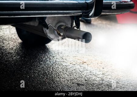 Verbrennungsdämpfe aus dem Auspuffrohr des Autos, Abgase aus einem Auto mit Diesel- oder Benzinmotor Stockfoto