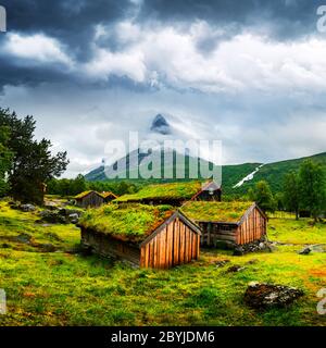 Typische norwegische alte Holzhäuser mit Grasdächern in Innerdalen - Norwegens schönstes Bergtal, in der Nähe des Innerdalsvatna Sees. Norwegen, Europa. Landschaftsfotografie Stockfoto