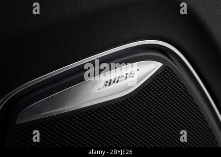 Sankt-Petersburg, Russland - 07. Mai 2019: Musiklautsprecher des Bose Premium Audio Systems in einer Autotür. Nahaufnahme Stockfoto