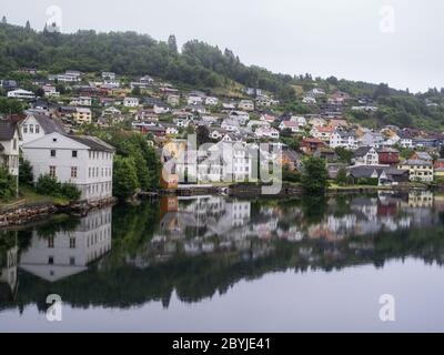 Wolkig Sommer Blick auf Hardangerfjord und Norheimsund Dorf, Norwegen, Europa Stockfoto