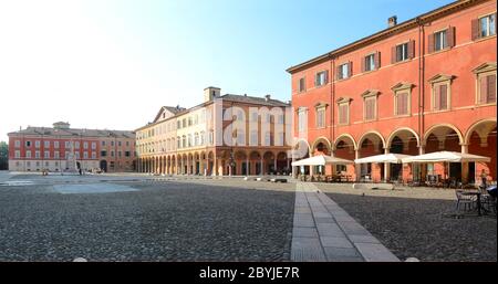 Italien/Modena – 23. Juni 2019: Piazza Roma und Militärakademie in Modena in der Emilia-Romagna. Es ist bekannt für seinen Balsamico-Essig, Oper und Ferra Stockfoto