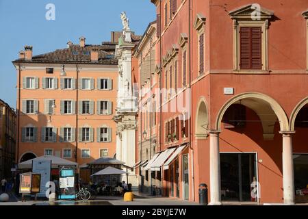 Italien/Modena – 23. Juni 2019: Piazza Roma und Militärakademie in Modena in der Emilia-Romagna. Es ist bekannt für seinen Balsamico-Essig, Oper und Ferra Stockfoto