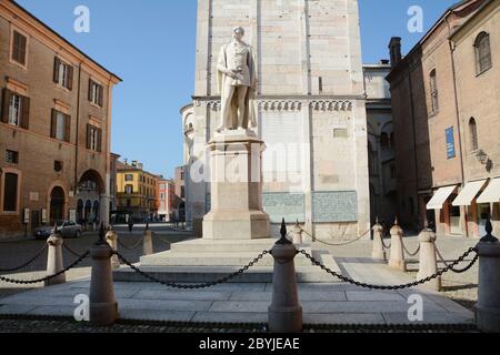 Italien/Modena – 23. Juni 2019: piazza della Torre in Modena befindet sich am Fuße des Ghirlandina-Turms mit einer Statue, die Alessandro Tas gewidmet ist Stockfoto