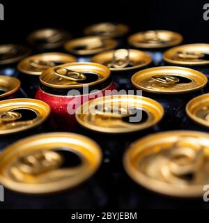 Abstraktes Muster von geöffneten Aluminiumdosen, Draufsicht. Überschüssiges Trinken, Konsumdenken, Alkoholismus oder „anders sein“-Konzept Stockfoto