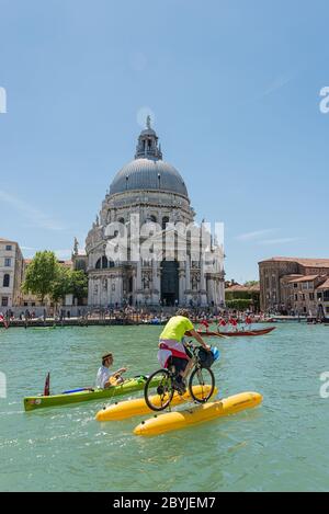 Venedig, Italien - 24. Mai 2015: Jährliche Vogalonga Regatta, lustige Ruderrennen im venezianischen Canal Grande um historische Sehenswürdigkeiten wie San Giorgio Stockfoto