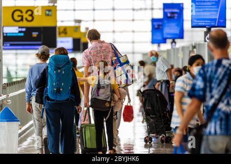 Passagiere am Suvarnabhumi Airport in Bangkok warten darauf, einen Flug nach London Heathrow zu besteigen. Der fragliche Flug kommt kurz vor der Quarantäne an Stockfoto