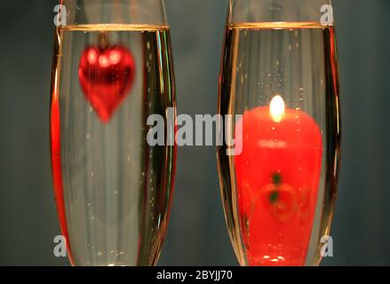 Herz und Kerze in Gläsern mit Champagner Stockfoto